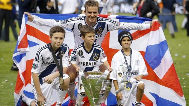 David Beckham oslavuje spolu se synem (zcela vlevo) titul. David Beckham oslavuje spolu se synem (zcela vlevo) titul.