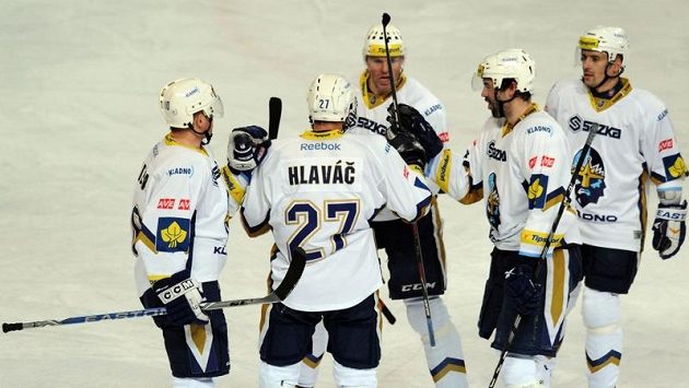 Hráči Kladna (zleva) Pavel Patera, Jan Hlaváč, Jaromír Jágr, Ivan Majeský a Tomáš Plekanec oslavují vstřelený gól na ledě pražské Sparty. Hráči Kladna (zleva) Pavel Patera, Jan Hlaváč, Jaromír Jágr, Ivan Majeský a Tomáš Plekanec oslavují vstřelený gól na ledě pražské Sparty.