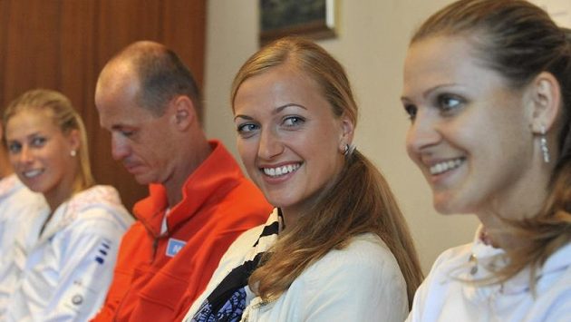 Trenér Petr Pála (druhý zleva) a tenistky (zleva) Andrea Hlaváčková, Petra Kvitová a Lucie Šafářová v Ostravě před semifinálovým utkáním tenisového Fed Cupu s Itálií. Trenér Petr Pála (druhý zleva) a tenistky (zleva) Andrea Hlaváčková, Petra Kvitová a Lucie Šafářová v Ostravě před semifinálovým utkáním tenisového Fed Cupu s Itálií.
