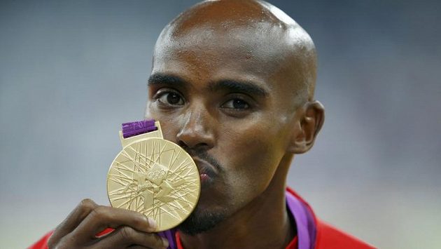 Mo Farah líbá zlatou medaili za vítězství v běhu na 5000 metrů. Mo Farah líbá zlatou medaili za vítězství v běhu na 5000 metrů.