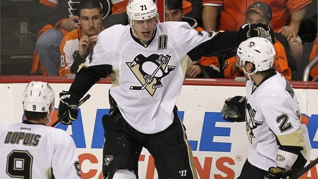 Jevgenij Malkin (uprostřed) se raduje z gólu do sítě Philadelphie. Jevgenij Malkin (uprostřed) se raduje z gólu do sítě Philadelphie.