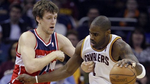 Antawn Jamison z Clevelandu (vpravo) je bráněný Janem Veselým z Washingtonu Wizards. Antawn Jamison z Clevelandu (vpravo) je bráněný Janem Veselým z Washingtonu Wizards.