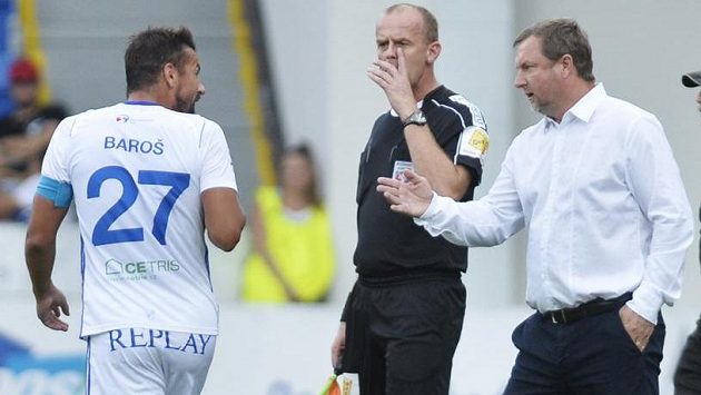 Milan Baroš z Baníku Ostrava (vlevo) v diskusi s trenérem Viktorie Plzeň Pavlem Vrbou. Milan Baroš z Baníku Ostrava (vlevo) v diskusi s trenérem Viktorie Plzeň Pavlem Vrbou.