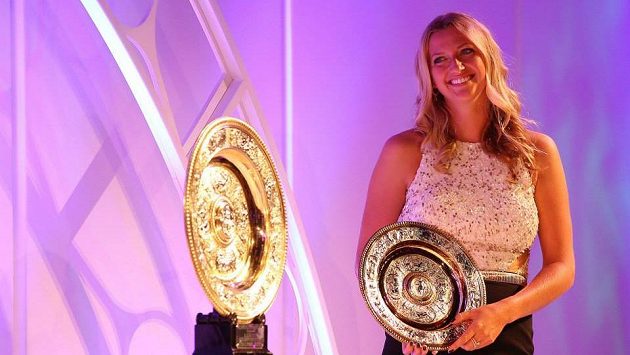 Česká tenistka Petra Kvitová při slavnostním banketu ve Wimbledonu. Česká tenistka Petra Kvitová při slavnostním banketu ve Wimbledonu.