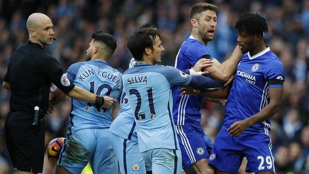 Divoká strkanice v závěru utkání mezi Chelsea a Manchesterem City. Divoká strkanice v závěru utkání mezi Chelsea a Manchesterem City.