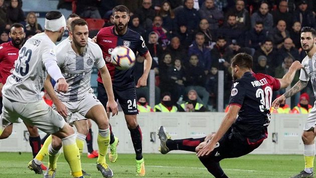 Fotbalista Cagliari Leonardo Pavoletti (vpravo) zahrává přímý kop proti Interu Milán. Fotbalista Cagliari Leonardo Pavoletti (vpravo) zahrává přímý kop proti Interu Milán.
