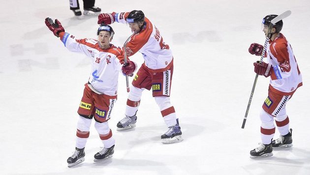 Střelec druhé branky Olomouce Aleš Jergl (vlevo) v zápase s Chomutovem. Střelec druhé branky Olomouce Aleš Jergl (vlevo) v zápase s Chomutovem.