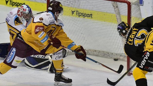 Jakub Černý z Litvínova střílí gól do sítě Jihlavy v utkání baráže. Vlevo brankář Josef Kořenář a jeho spoluhráč z Jihlavy Jakub Suchánek. Jakub Černý z Litvínova střílí gól do sítě Jihlavy v utkání baráže. Vlevo brankář Josef Kořenář a jeho spoluhráč z Jihlavy Jakub Suchánek.