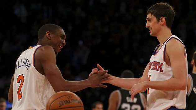 Basketbalisté New York Knicks Langston Galloway (vlevo) a Alexej Šved. Basketbalisté New York Knicks Langston Galloway (vlevo) a Alexej Šved.
