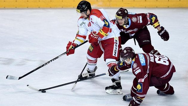 Olomoucký útočník Rostislav Marosz (vlevo), Tomáš Rolinek a Jan Buchtele ze Sparty. Olomoucký útočník Rostislav Marosz (vlevo), Tomáš Rolinek a Jan Buchtele ze Sparty.