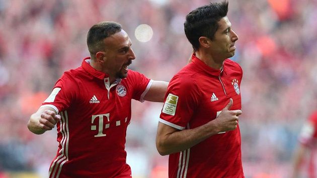 Radost Bayernu! Robert Lewandowski slaví gól s Franckem Riberym (vlevo) během bundesligového šlágru s Borussií Dortmund. Radost Bayernu! Robert Lewandowski slaví gól s Franckem Riberym (vlevo) během bundesligového šlágru s Borussií Dortmund.