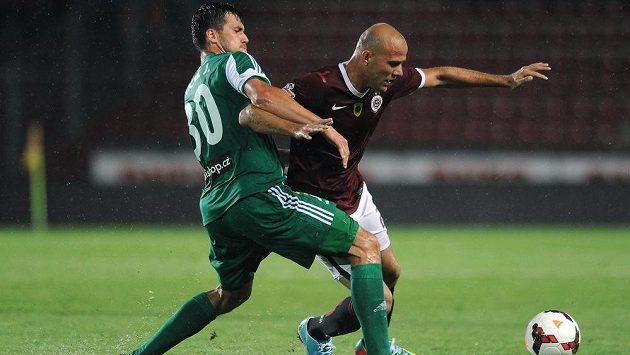 Jakub Štochl (vlevo) z Bohemians 1905 a Roman Bednář ze Sparty v utkání 4. kola Gambrinus ligy. Jakub Štochl (vlevo) z Bohemians 1905 a Roman Bednář ze Sparty v utkání 4. kola Gambrinus ligy.