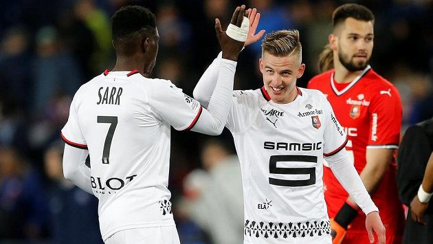Fotbalisté Rennes slaví, vyhráli na půdě mistrovského PSG. Desáté čisté konto při působení ve Francii si připsal český reprezentační brankář Tomáš Koubek. Fotbalisté Rennes slaví, vyhráli na půdě mistrovského PSG. Desáté čisté konto při působení ve Francii si připsal český reprezentační brankář Tomáš Koubek.