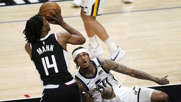 Terance Mann z LA Clippers(vlevo) se snaží využít upadnutí Jordana Clarksona z Utahu a vstřelit koš. Terance Mann z LA Clippers(vlevo) se snaží využít upadnutí Jordana Clarksona z Utahu a vstřelit koš.