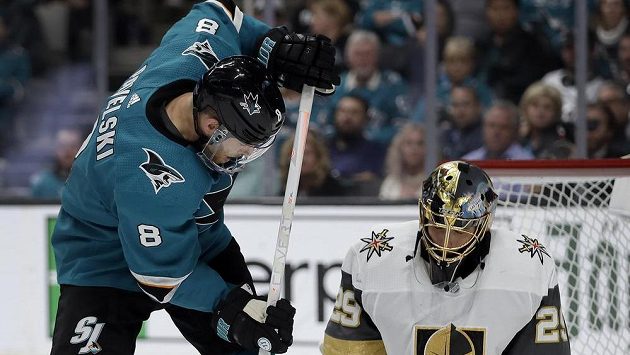 Joe Pavelski (vlevo) nastoupil poté, co dal gól obličejem, zpátky do hry s celoobličejovým ochranným krytem. Joe Pavelski (vlevo) nastoupil poté, co dal gól obličejem, zpátky do hry s celoobličejovým ochranným krytem.