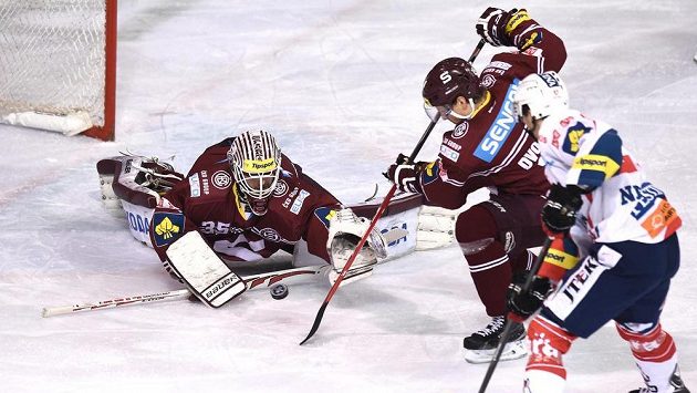 Brankář Sparty Praha Filip Novotný zasahuje v utkání s Pardubicemi. Brankář Sparty Praha Filip Novotný zasahuje v utkání s Pardubicemi.