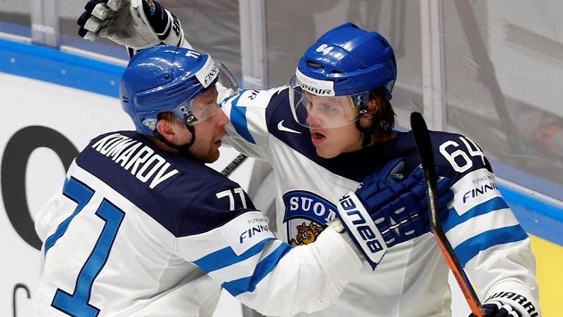 Finové Mikael Granlund (vpravo) a Leo Komarov se radují z gólu proti Dánsku. Finové Mikael Granlund (vpravo) a Leo Komarov se radují z gólu proti Dánsku.