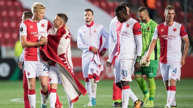 Fotbalisté Slavie (zleva): Michal Frydrych, Jan Sýkora a Michael Ngadeu po utkání proti Maccabi Tel Aviv. Fotbalisté Slavie (zleva): Michal Frydrych, Jan Sýkora a Michael Ngadeu po utkání proti Maccabi Tel Aviv.