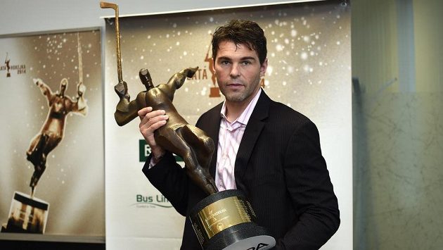 Jaromír Jágr s trofejí pro vítěze Zlaté hokejky. Jaromír Jágr s trofejí pro vítěze Zlaté hokejky.