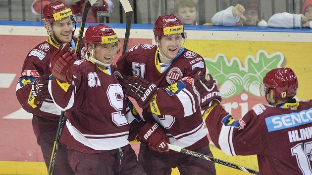 Hokejisté Sparty se radují z gólu. Zleva Tomáš Rachůnek, Petr Ton, Jan Švrček a Jaroslav Hlinka. Hokejisté Sparty se radují z gólu. Zleva Tomáš Rachůnek, Petr Ton, Jan Švrček a Jaroslav Hlinka.