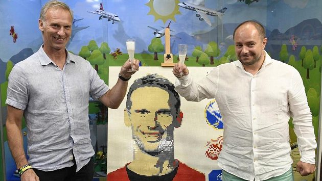Bývalý hokejový brankář Dominik Hašek (vlevo) a majitel Muzea Lega Miloš Křeček odhalili gólmanův portrét sestavený z kostek lega. Bývalý hokejový brankář Dominik Hašek (vlevo) a majitel Muzea Lega Miloš Křeček odhalili gólmanův portrét sestavený z kostek lega.