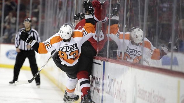 Jakub Voráček (93) z Philadelphie neustál souboj s Blakem Colemanem (40) z New Jersey a padá na led. Jakub Voráček (93) z Philadelphie neustál souboj s Blakem Colemanem (40) z New Jersey a padá na led.