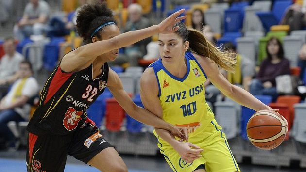 Zleva Pamela Therese Effangová z Hradce a Marta Xargayová z USK Praha. Zleva Pamela Therese Effangová z Hradce a Marta Xargayová z USK Praha.