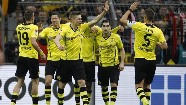 Fotbalisté Dortmundu se radují ze vstřelení gólu. Fotbalisté Dortmundu se radují ze vstřelení gólu.