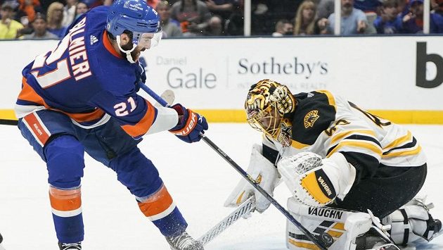 Bostonský brankář Tuukka Rask (40) a Kyle Palmieri (21) z NY Islanders Bostonský brankář Tuukka Rask (40) a Kyle Palmieri (21) z NY Islanders