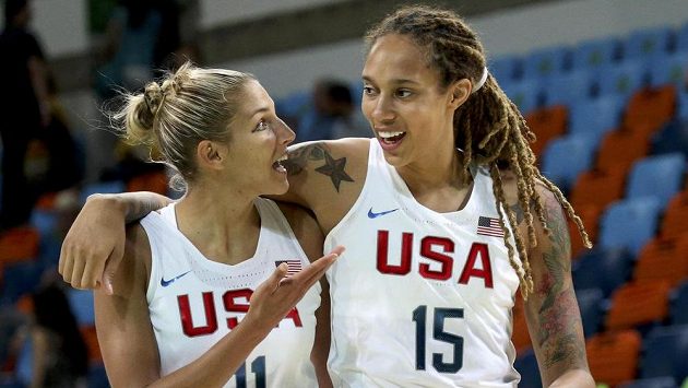 Brittney Griner (vpravo) a Elena Delle Donne z USA se radují z výhry nad Japonkami. Brittney Griner (vpravo) a Elena Delle Donne z USA se radují z výhry nad Japonkami.