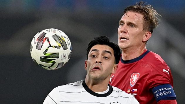 Kapitán českého týmu Bořek Dočkal (vzadu) a německý reprezentant Nadiem Amiri. Kapitán českého týmu Bořek Dočkal (vzadu) a německý reprezentant Nadiem Amiri.