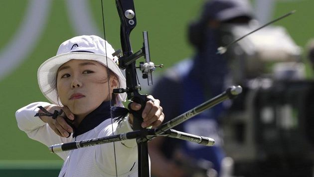 Olympijské zlato v lukostřelbě získala devětadvacetiletá korejská reprezentantka Čang Hje-čin. Olympijské zlato v lukostřelbě získala devětadvacetiletá korejská reprezentantka Čang Hje-čin.