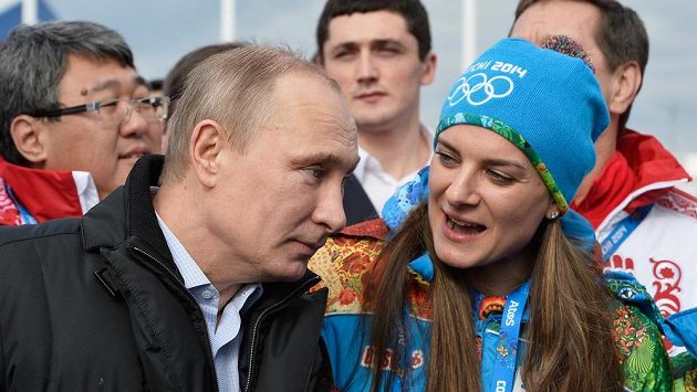 Tyčkařka Jelena Isinbajevová během rozhovoru s prezidentem Vladimirem Putinem na olympiádě v Soči. Tyčkařka Jelena Isinbajevová během rozhovoru s prezidentem Vladimirem Putinem na olympiádě v Soči.