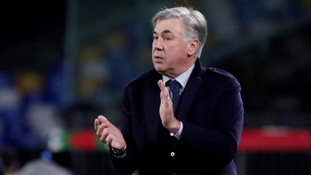 Carlo Ancelotti se má po nedávném odvolání od fotbalistů Neapole stát novým trenérem Evertonu. Carlo Ancelotti se má po nedávném odvolání od fotbalistů Neapole stát novým trenérem Evertonu.