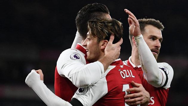 Fotbalisté Arsenalu oslavují gól, jenže Rudým ďáblům dali jen jeden a důležitý zápas prohráli. Fotbalisté Arsenalu oslavují gól, jenže Rudým ďáblům dali jen jeden a důležitý zápas prohráli.