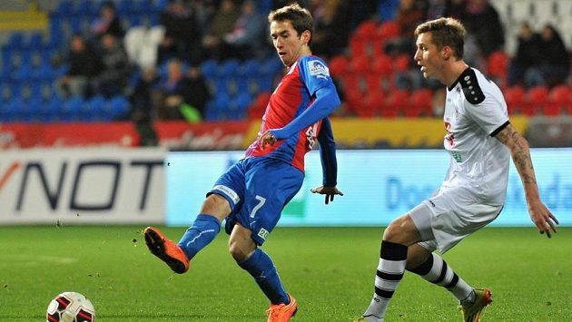 Plzeňský záložník Tomáš Hořava a Petr Mareš z Hradce Králové na archivním snímku během odvety osmifinále Poháru FAČR. Plzeňský záložník Tomáš Hořava a Petr Mareš z Hradce Králové na archivním snímku během odvety osmifinále Poháru FAČR.