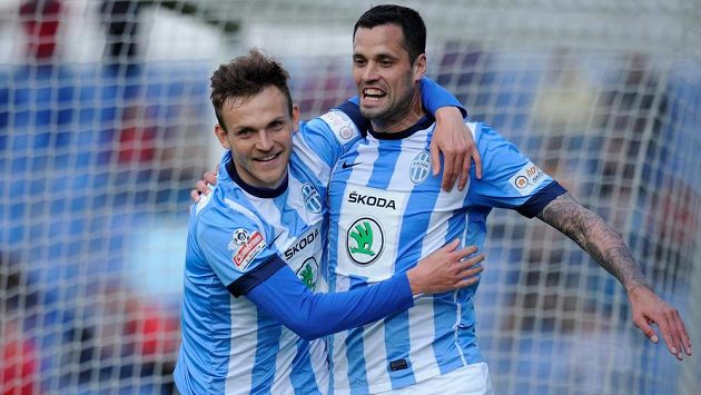 Lukáš Magera (vpravo) a Daniel Bartl se radují z výhry nad Bohemians 1905, která Středočechům zajistila pohárovou Evropu. Lukáš Magera (vpravo) a Daniel Bartl se radují z výhry nad Bohemians 1905, která Středočechům zajistila pohárovou Evropu.