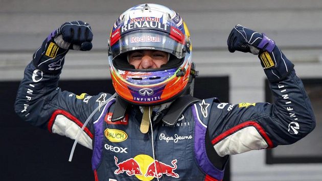 Daniel Ricciardo z Austrálie se raduje z triumfu v Grand Prix Maďarska na Hungaroringu. Daniel Ricciardo z Austrálie se raduje z triumfu v Grand Prix Maďarska na Hungaroringu.