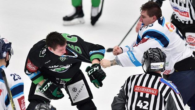 Bitka libereckého Jaroslava Vlacha (vpravo) a Jakuba Orsavy z Mladé Boleslavi po nedělním extraligovém utkání obou týmů. Bitka libereckého Jaroslava Vlacha (vpravo) a Jakuba Orsavy z Mladé Boleslavi po nedělním extraligovém utkání obou týmů.