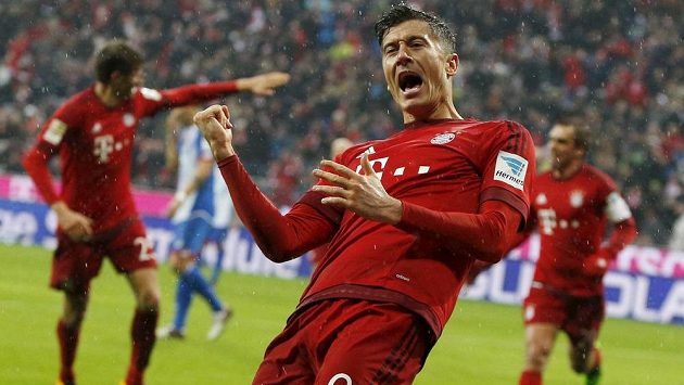 Utočník Bayernu Robert Lewandowski slaví gól proti Hoffenheimu. Utočník Bayernu Robert Lewandowski slaví gól proti Hoffenheimu.