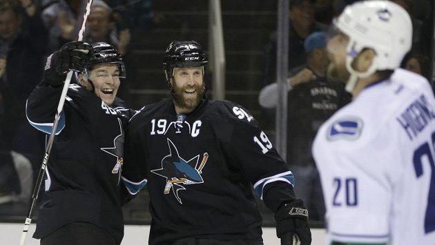 Útočníci San Jose Tomáš Hertl (vlevoú) a Joe Thornton se radují z kuriózního gólu proti Vancouveru. Útočníci San Jose Tomáš Hertl (vlevoú) a Joe Thornton se radují z kuriózního gólu proti Vancouveru.