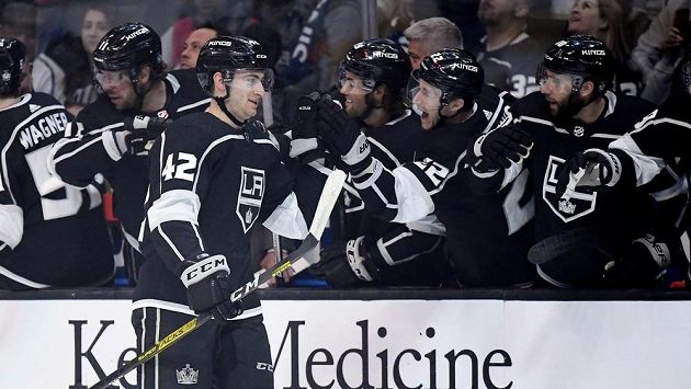 Gabriel Vilardi (42) z Los Angeles se raduje po premiérové gólu v NHL. Gabriel Vilardi (42) z Los Angeles se raduje po premiérové gólu v NHL.