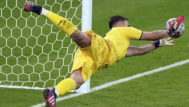 Italský brankář Gianluigi Donnarumma a jeho úspěšný penaltový zákrok během rozstřelu na EURO. Italský brankář Gianluigi Donnarumma a jeho úspěšný penaltový zákrok během rozstřelu na EURO.