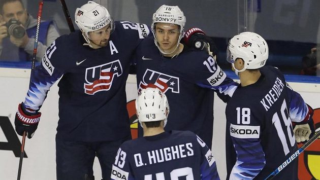 Clayton Keller (uprostřed) slaví se svými spoluhráči z týmu USA gól proti Velké Británii Clayton Keller (uprostřed) slaví se svými spoluhráči z týmu USA gól proti Velké Británii