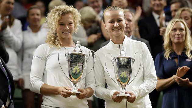 Barbora Krejčíková (vpravo) s Kateřinou Siniakovou pózují s trofejemi pro vítězky ženské čtyřhry na Wimbledonu. Barbora Krejčíková (vpravo) s Kateřinou Siniakovou pózují s trofejemi pro vítězky ženské čtyřhry na Wimbledonu.