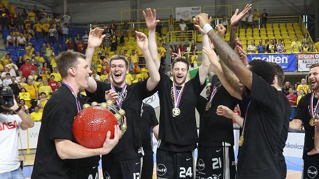 Basketbalisté Nymburka slaví titul. Basketbalisté Nymburka slaví titul.
