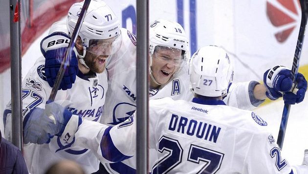Obránce Tampy Bay Victor Hedman (77) slaví vítězný gól v duelu NHL s Ottawou Senators. O radost se s ním dělí Ondřej Palát, který mu na branku v prodloužení přihrál. Obránce Tampy Bay Victor Hedman (77) slaví vítězný gól v duelu NHL s Ottawou Senators. O radost se s ním dělí Ondřej Palát, který mu na branku v prodloužení přihrál.