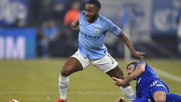 Raheem Sterling (vlevo) z Manchesteru City se snaží uniknout záložníkovi Schalke Danielu Caligiurimu. Ilustrační snímek. Raheem Sterling (vlevo) z Manchesteru City se snaží uniknout záložníkovi Schalke Danielu Caligiurimu. Ilustrační snímek.