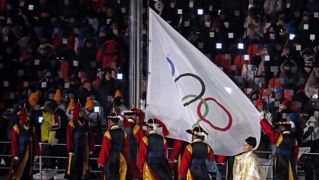 Vyvěšení olympijské vlajky během slavnostního zahájení v Jižní Koreji. Vyvěšení olympijské vlajky během slavnostního zahájení v Jižní Koreji.