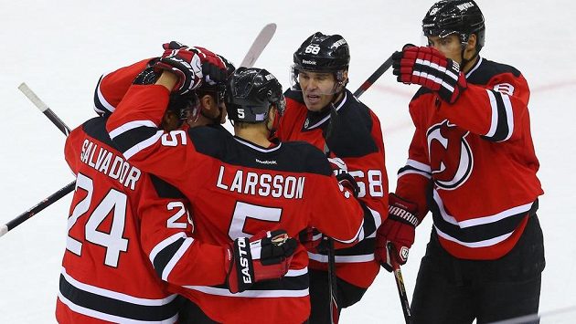 Hokejisté New Jersey slaví vítězný gól. Uprostřed Jaromír Jágr. Hokejisté New Jersey slaví vítězný gól. Uprostřed Jaromír Jágr.